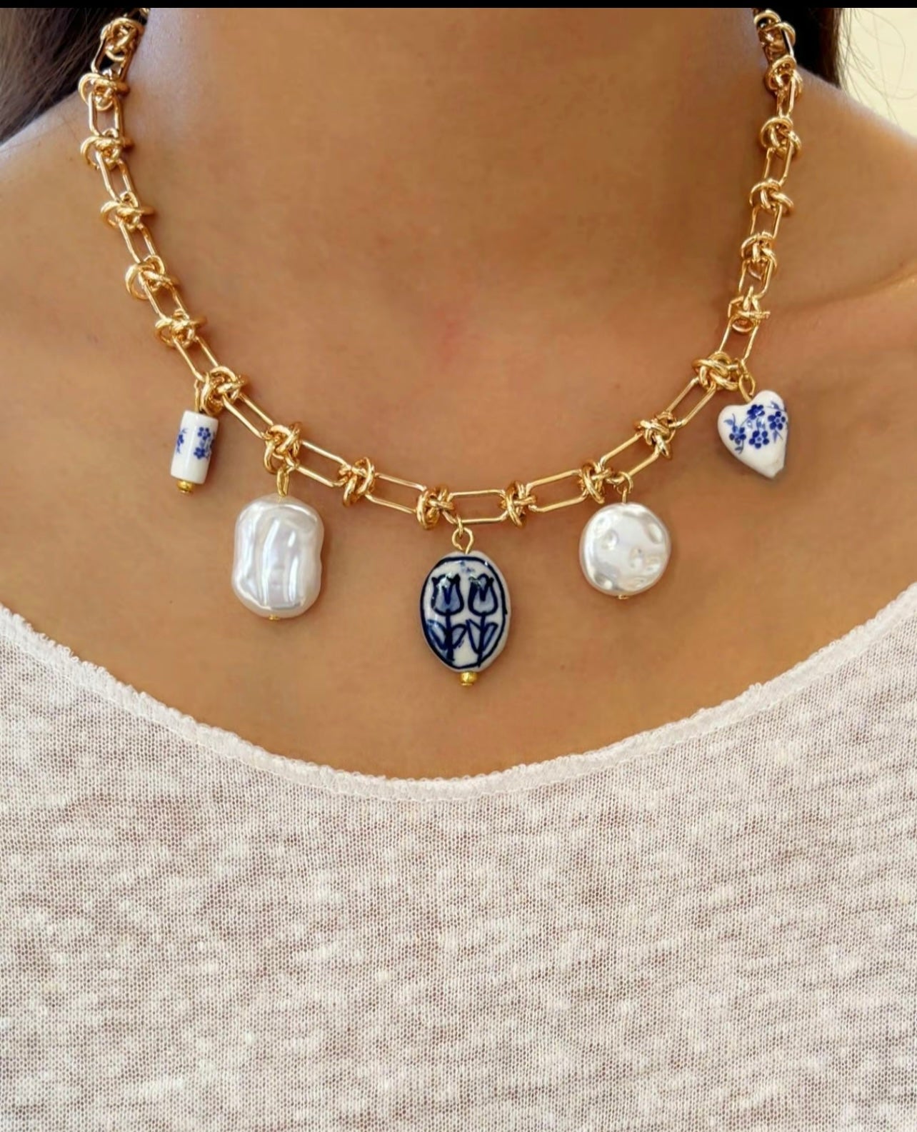 Faux pearl decorated pendant necklace