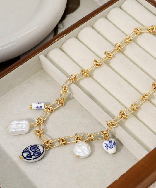 Faux pearl decorated pendant necklace