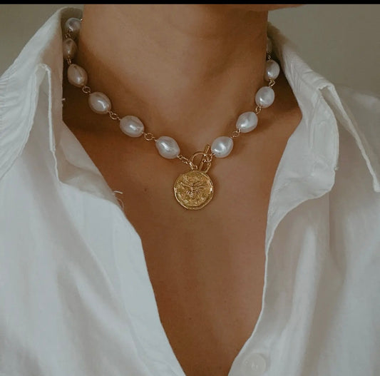 Golden bee baroque necklace