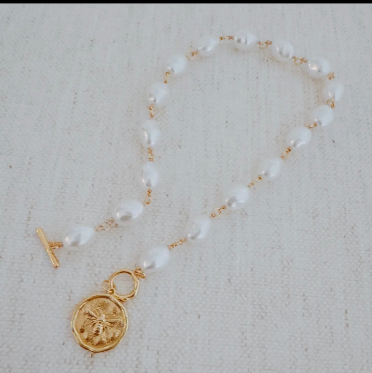 Golden bee baroque necklace