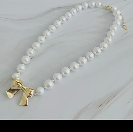 Bow and Pearls Necklace