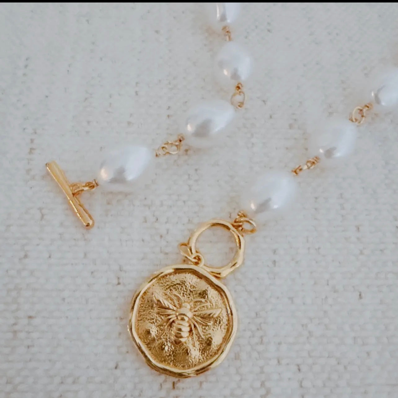 Golden bee baroque necklace